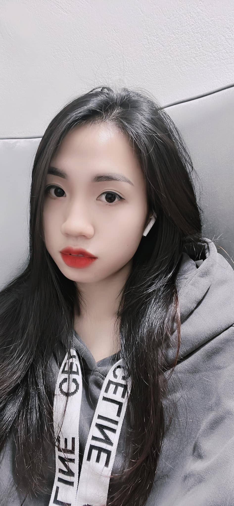 Dưới bài đăng, người hâm mộ đồng loạt gửi lời chúc mừng cô gái đã được đoàn tụ với gia đình.