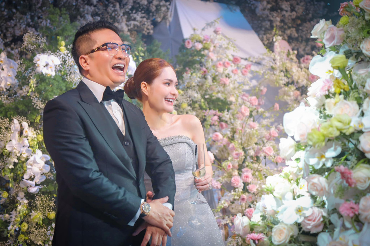 Trước sinh nhật 4 ngày, Đoàn Di Băng cũng từng chia sẻ là rất mê chiếc đầm của Kendall Jenner nên cô đã ra "đề tài" cho NTK chuyên về váy cưới và đầm dạ hội trong nước thiết kế riêng cho cô chiếc váy tương tự. Ảnh: Tổng hợp