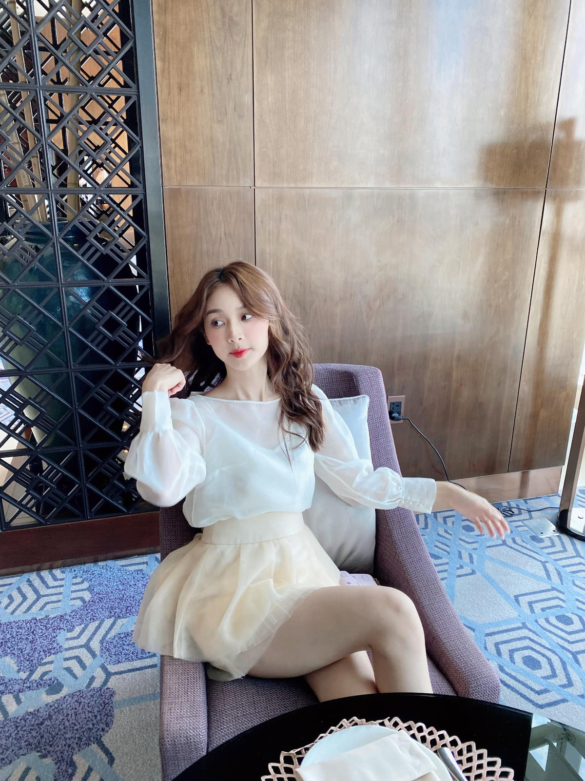 Hà Thương sở hữu nhan sắc ngọt ngào, ưa nhìn với phong cách thời trang đa dạng, phong phú và có sự biến tấu thông minh, phù hợp.