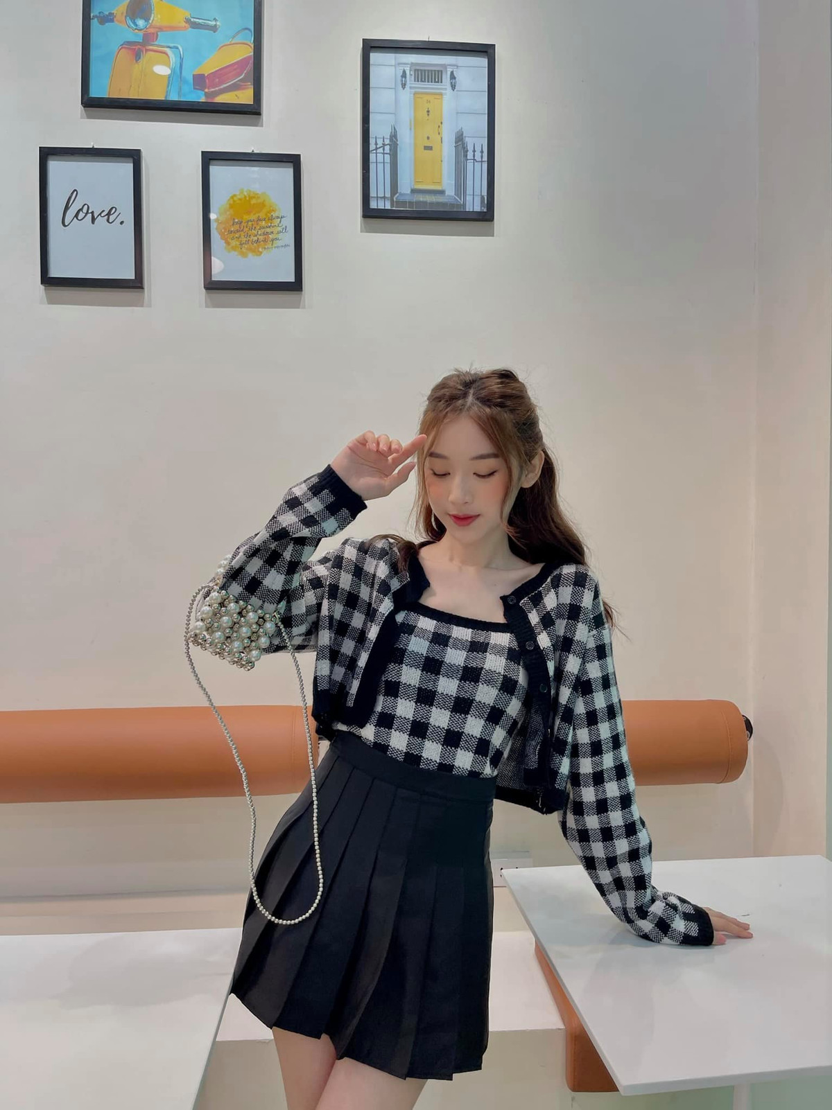 Sở hữu nhan sắc ngọt ngào, vóc dáng nhỏ nhắn cùng thần thái cuốn hút, Hà Thương bén duyên với công việc mẫu ảnh.