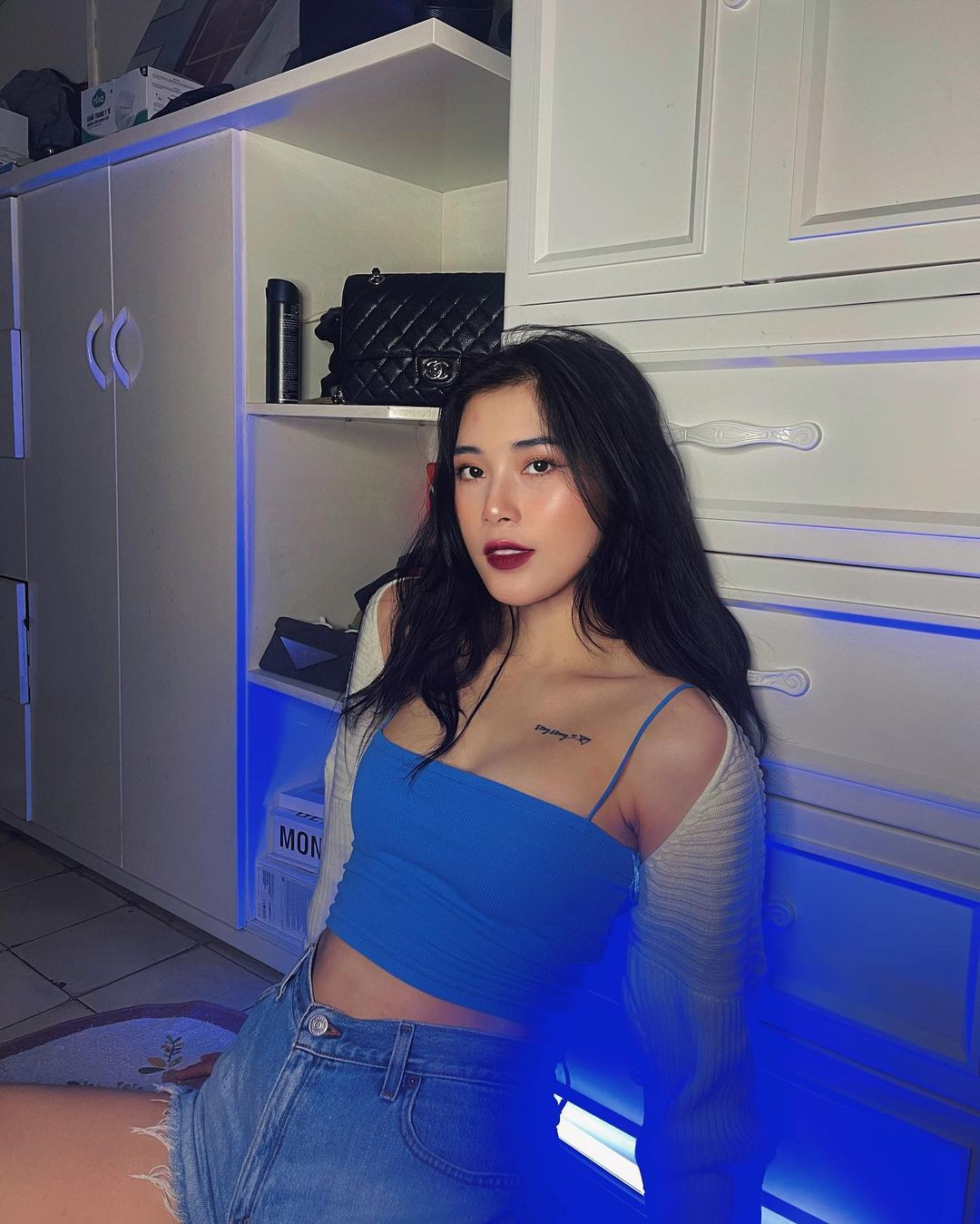 Thu Huyền có một hình xăm ấn tượng, để lộ khi diện những trang phục trễ cổ đặc biệt là phần vai giúp chủ nhân thêm phần thu hút.