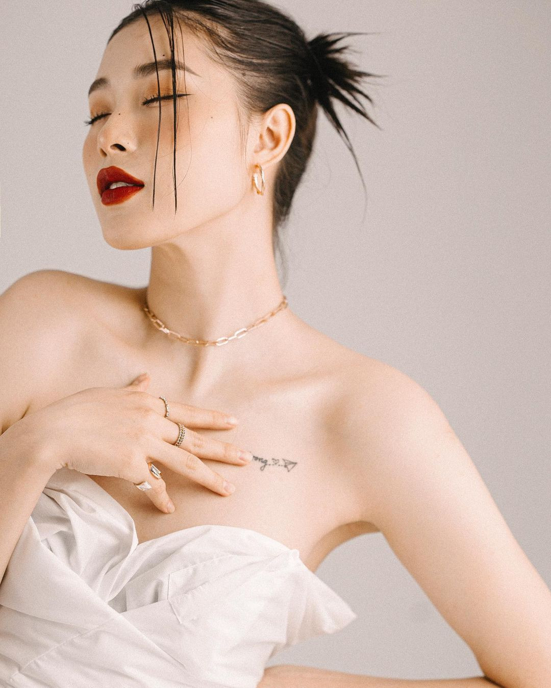 Phong cách thời trang trẻ trung, gợi cảm của Đặng Thu Huyền cũng nhận được sự quan tâm của cộng đồng mạng.