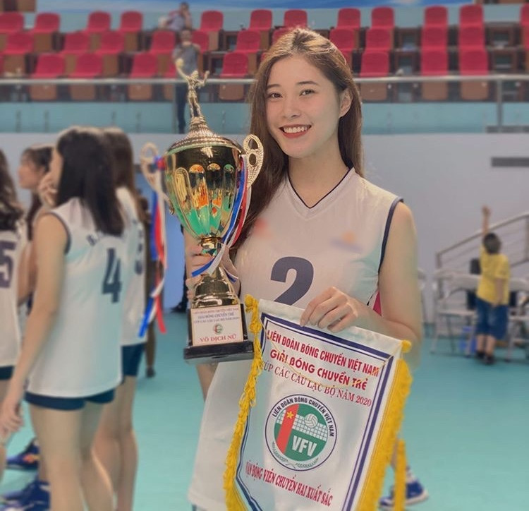 Người ta gọi cô là người đẹp bóng chuyền bởi cô nổi bật với chiều cao 1m76 cùng diện mạo khả ái. Ngoài ra họ con khẳng định Thu Huyền là thỏi nam châm lớn thu hút những người yêu bóng chuyền.