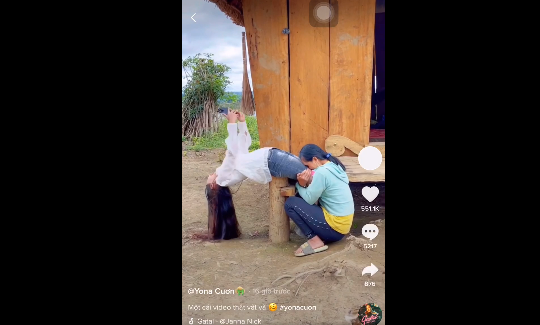 Đa số netizen nhận xét rằng, hành động của "hot girl dân tộc" là không tôn trọng mẹ, một số bình luận khác xuất hiện như: "Nhìn thương mẹ bạn quá"; "Nghĩ sao con gái lớn rồi mà để mẹ ngồi ôm chân để mình quay Tiktok chứ",...