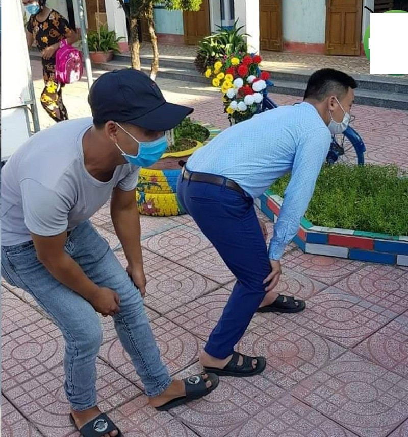 Nghe tiếng khóc nức nở, nhìn ánh mắt "đòi về" của con khiến các bậc phụ huynh lo lắng không yên, thậm chí nhiều người đành trốn khuất tầm mắt con để "rình" con vào lớp.