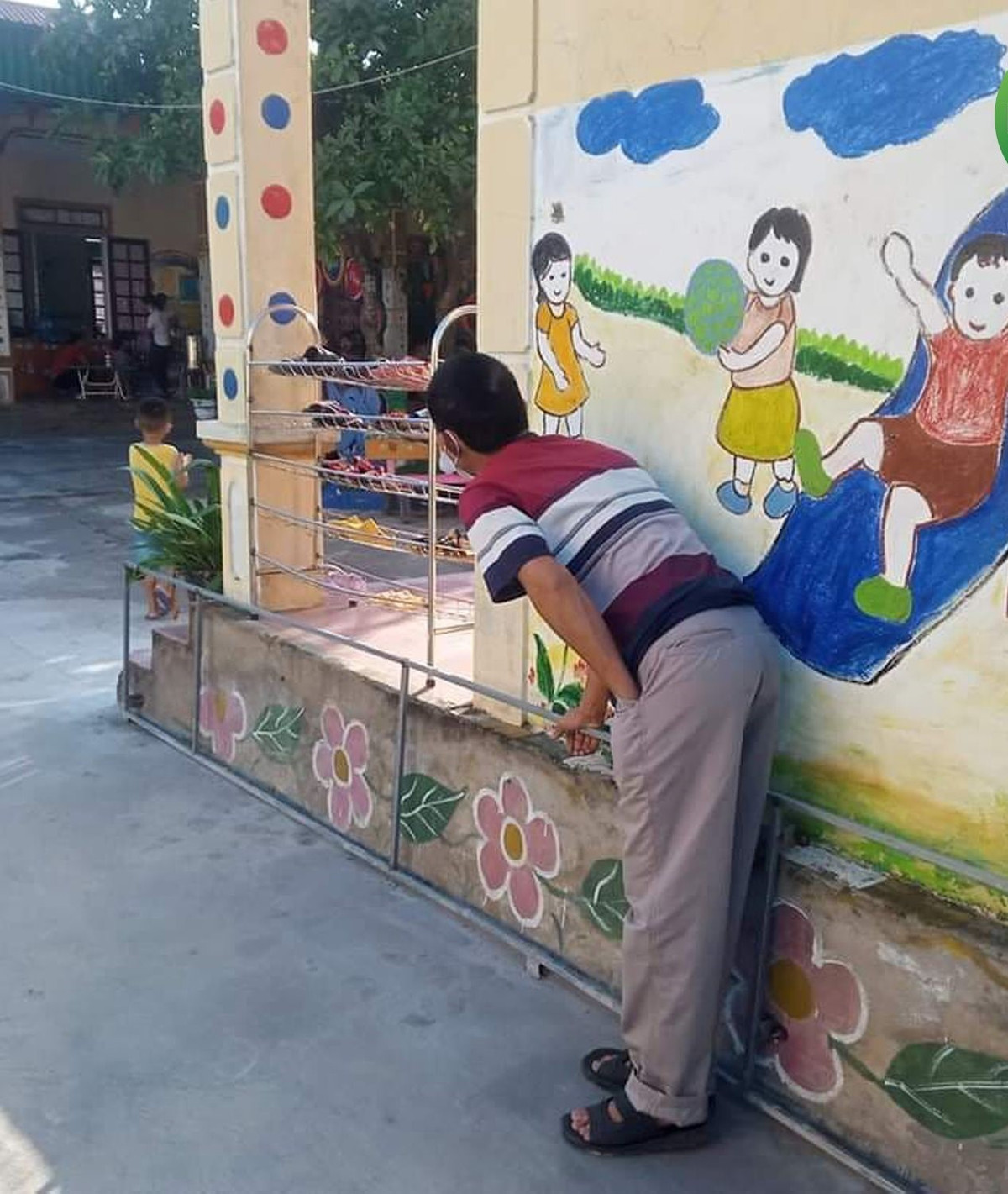 Những ông bố, bà mẹ rình qua cửa sổ, ngó nhìn từ ngoài cổng để tìm hình bóng của con khiến ai nấy đều phải bật cười.