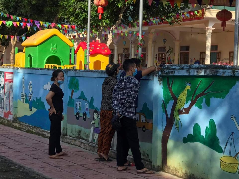 Mặc dù đã trao con tận tay cho cô giáo nhưng các bậc cha mẹ vẫn không yên tâm và ở lại theo dõi tình hình của con.