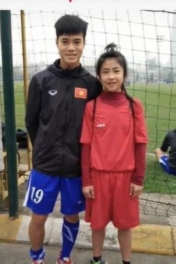 Mới đây, nữ cầu thủ Thanh Nhã bất ngờ lộ hình ảnh thời ''rất xưa ơi là xưa''. Trong ảnh, Thanh Nhã mặc bộ đồ thể thao màu đỏ, cột tóc mái cao trông dễ thương.