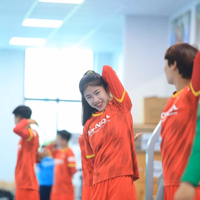 Một trong những cái tên được đông đảo người hâm mộ tìm kiếm nhiều ngày qua là cô nàng tiền đạo Nguyễn Thị Thanh Nhã. Cầu thủ trẻ được nhận xét có lối chơi ổn định, nhiệt huyết, đóng góp nhiều cho thành công của cả đội.