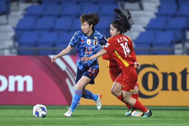 So sánh hình ảnh Thanh Nhã và Văn Toàn của nhiều năm trước với hiện tại, người hâm mộ tỏ ra thích thú, đồng thời khen tài năng của hai cầu thủ đội tuyển bóng đá Việt Nam.