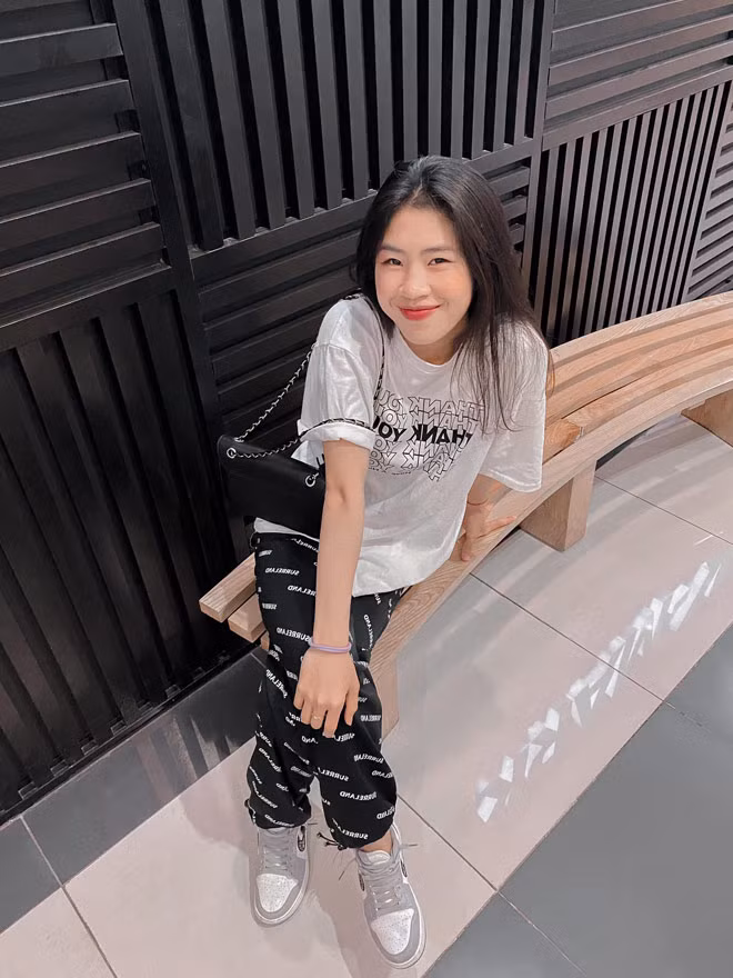 Nữ cầu thủ 2K1 còn ấn tượng với chiều cao vượt trội, vóc dáng thanh mảnh và gương mặt tràn đầy sự quyết tâm.