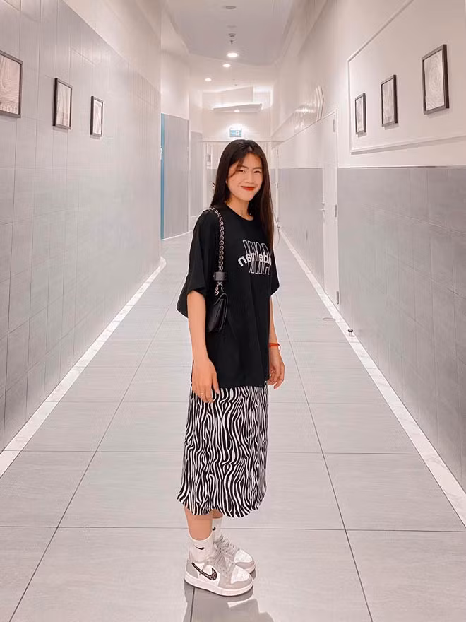 Khuôn mặt ưa nhìn và nụ cười duyên dáng của nữ cầu thủ thu hút mọi ánh nhìn.