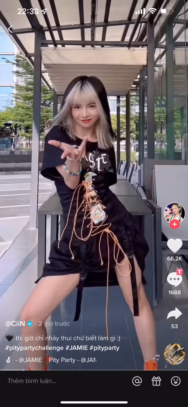 Trước khi nổi đình đám sau khi xuất hiện trên truyền hình, Bùi Thảo Ly đã là một hot girl, dancer có tiếng trên mạng xã hội.