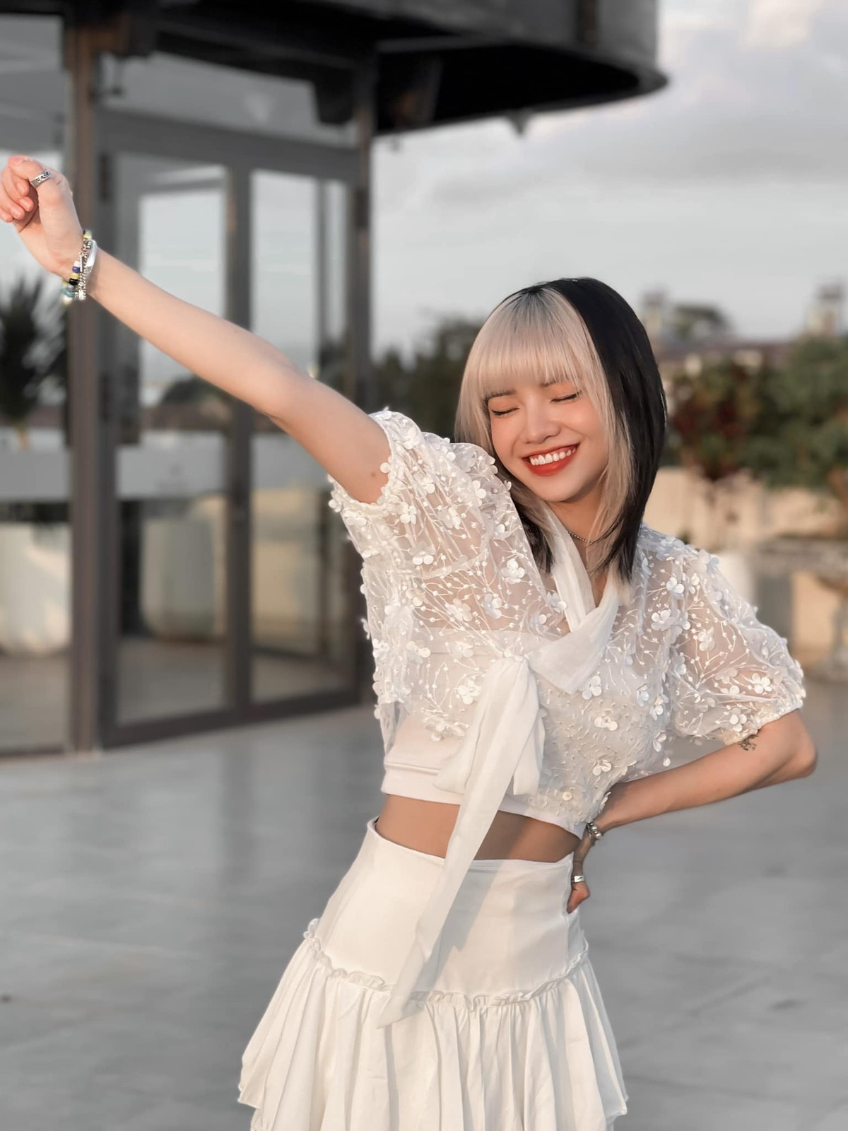 Ngoại hình thu hút với mái tóc nhuộm highligh nửa đầu, đôi mắt to đen tròn,… tất cả đều phải gật gù công nhận gái xinh này trông vô cùng giống Lisa (BLACKPINK).