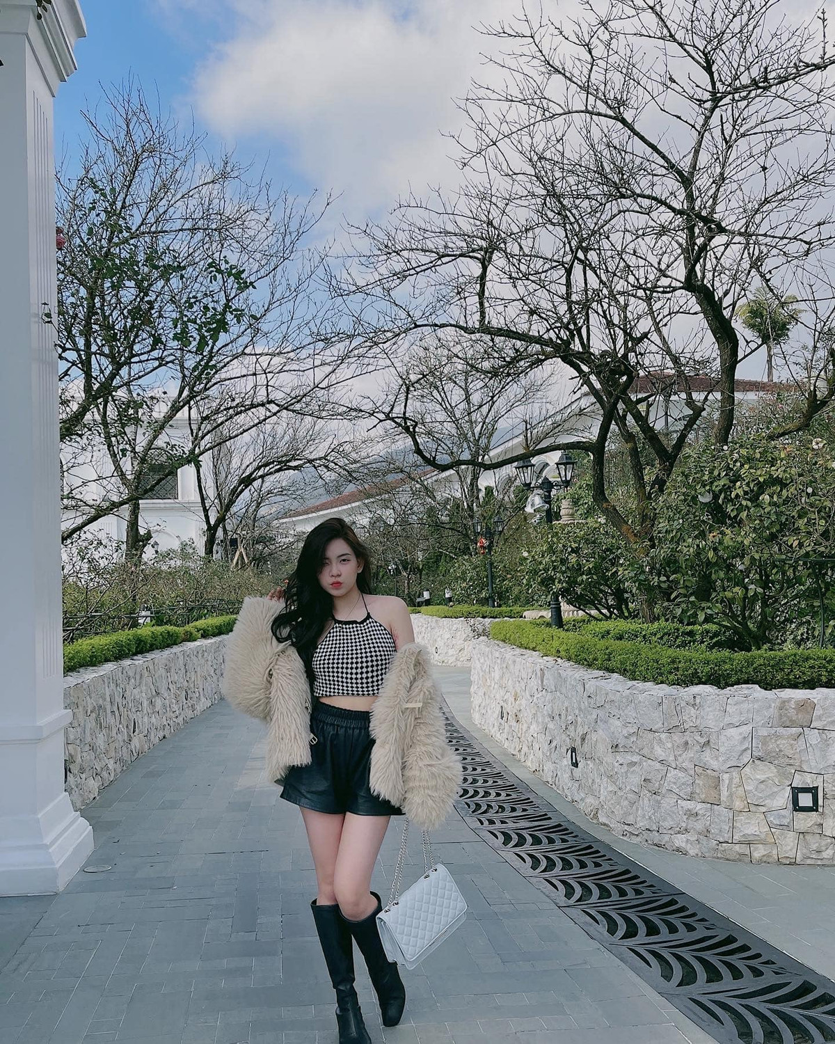 Bên cạnh vai trò là mẫu lookbook cho các cửa hàng thời trang, Khánh Ngọc cũng nhận quảng cáo cho nhiều nhãn hàng trên trang cá nhân nhằm cải thiện thu nhập hàng tháng.