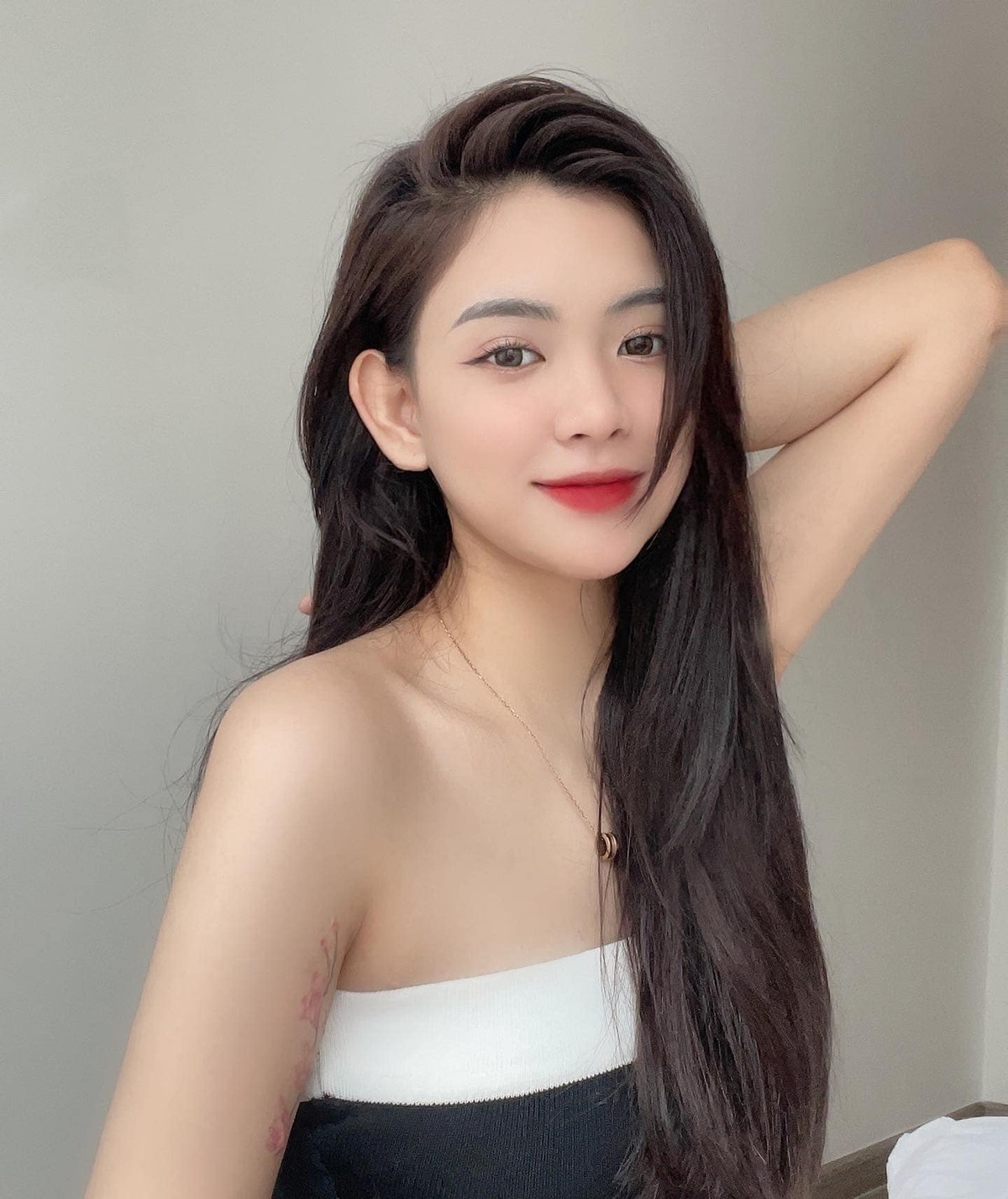 Sở hữu gương mặt V-line, đôi mắt to tròn, sống mũi cao và làn da trắng tôn lên nét đẹp ngọt ngào, trong sáng, hot girl 9x xứ Nghệ đã thu về cả trăm nghìn follower chỉ nhờ những tấm hình selfie đơn giản.