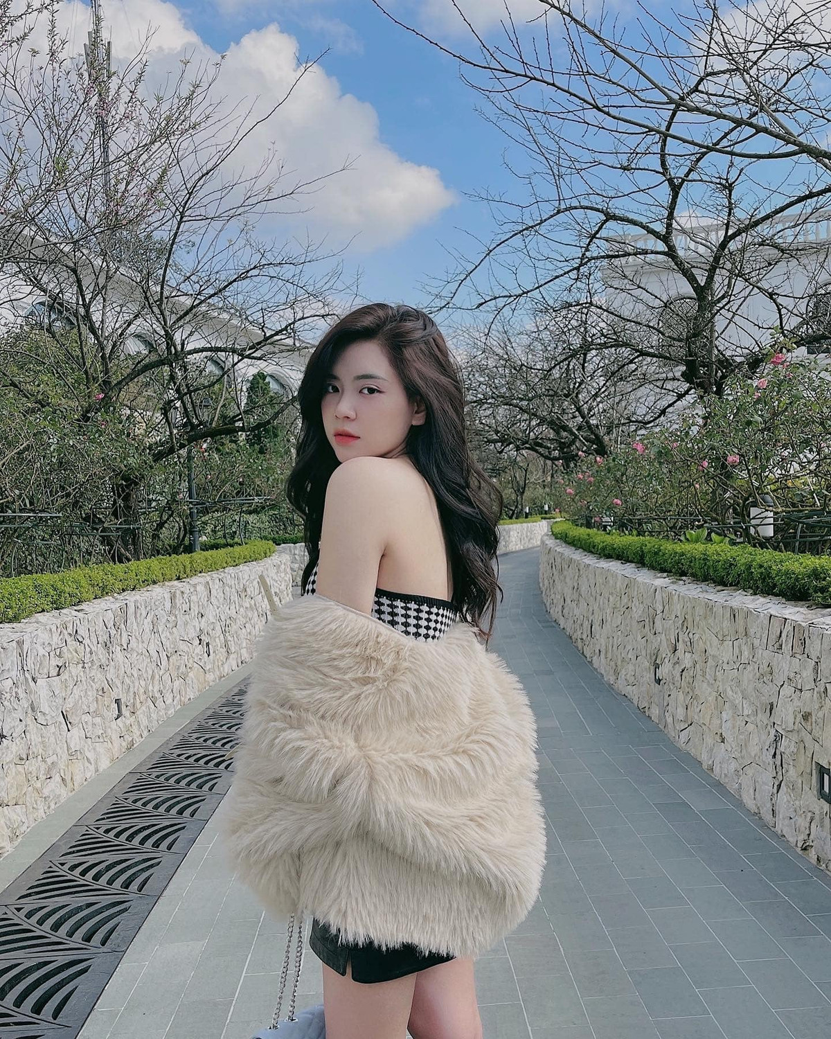 Chẳng cần tới những trang phục cầu kì, những địa điểm check-in sang chảnh, chính gu ăn mặc năng động, cá tính, lại cực dễ dàng áp dụng của Khánh Ngọc đã giúp cô nàng nhận được nhiều sự yêu mến và ủng hộ.