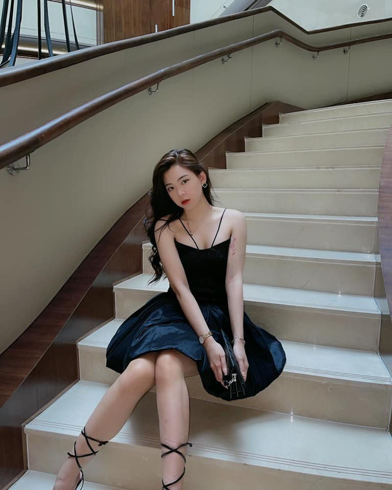 Phan Khánh Ngọc sinh năm 1999, đến từ Nghệ An là hot girl từng nổi khắp cõi mạng nhờ loạt hình ảnh có vẻ ngoài hút hồn.