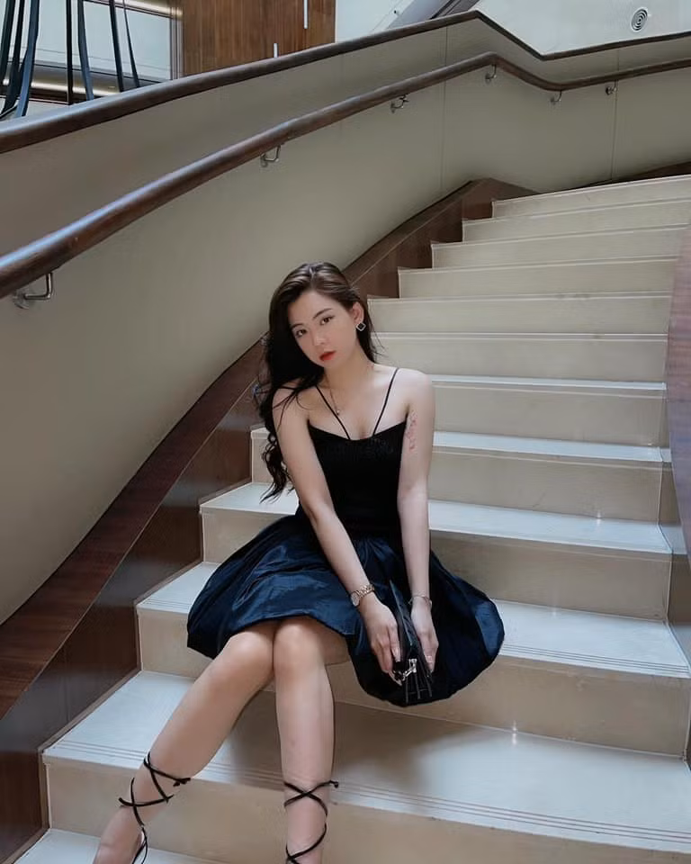 Phan Khánh Ngọc sinh năm 1999, đến từ Nghệ An là hot girl từng nổi khắp cõi mạng nhờ loạt hình ảnh có vẻ ngoài hút hồn.