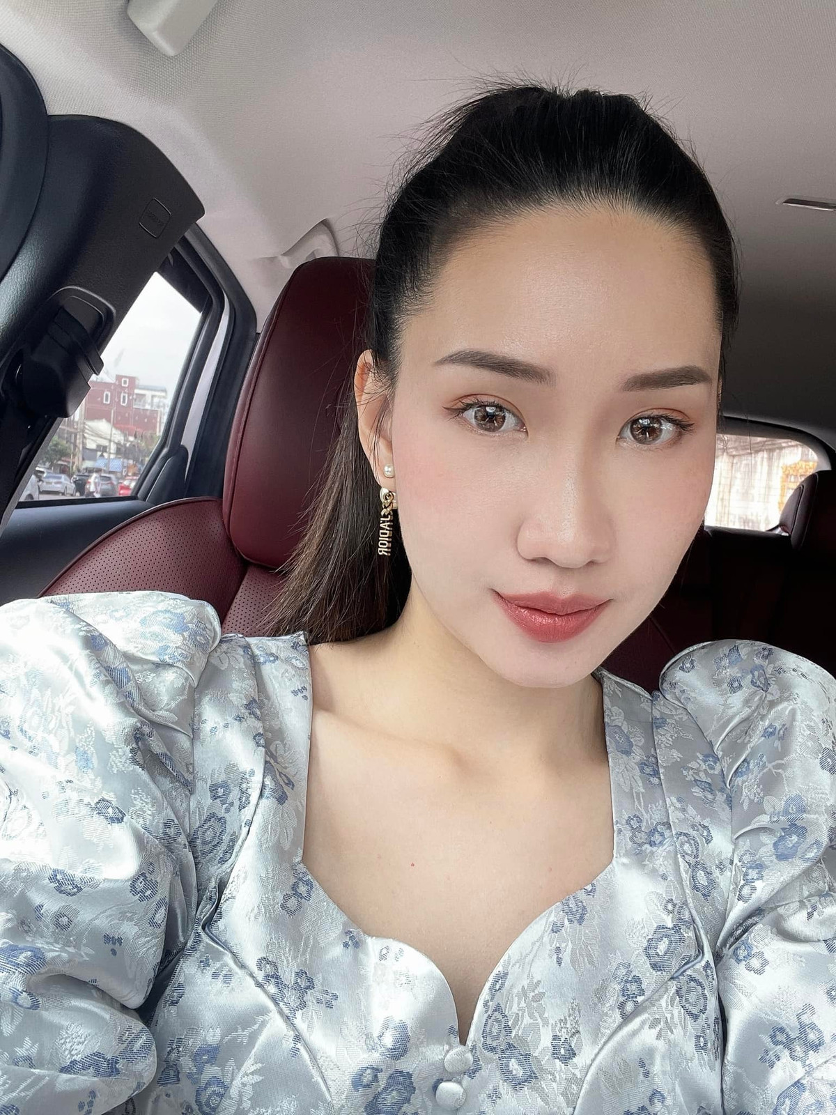 Cô hiện đang là gương mặt nổi tiếng trong cộng đồng nhan sắc Lào.