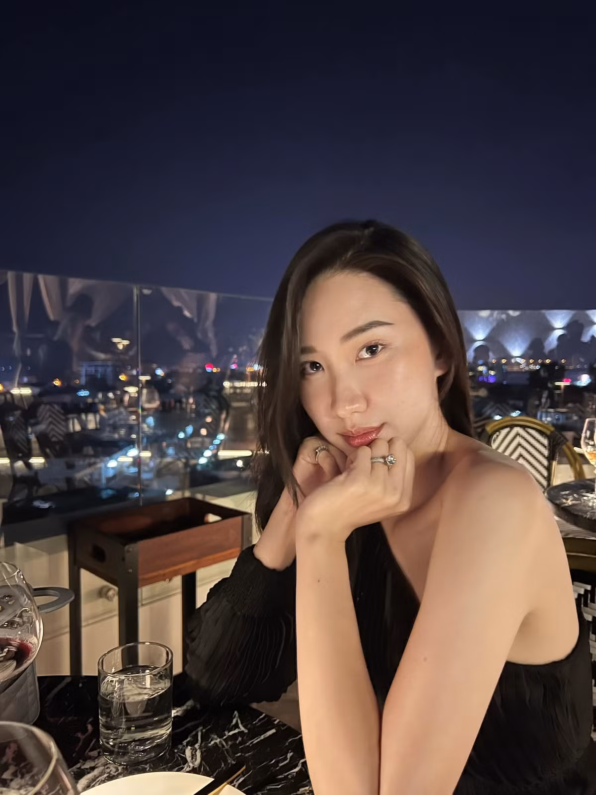 Alisa Sivilay sở hữu gương mặt khả ái, thân hình gợi cảm ở ngoài đời nên cô nổi tiếng nhanh chóng.