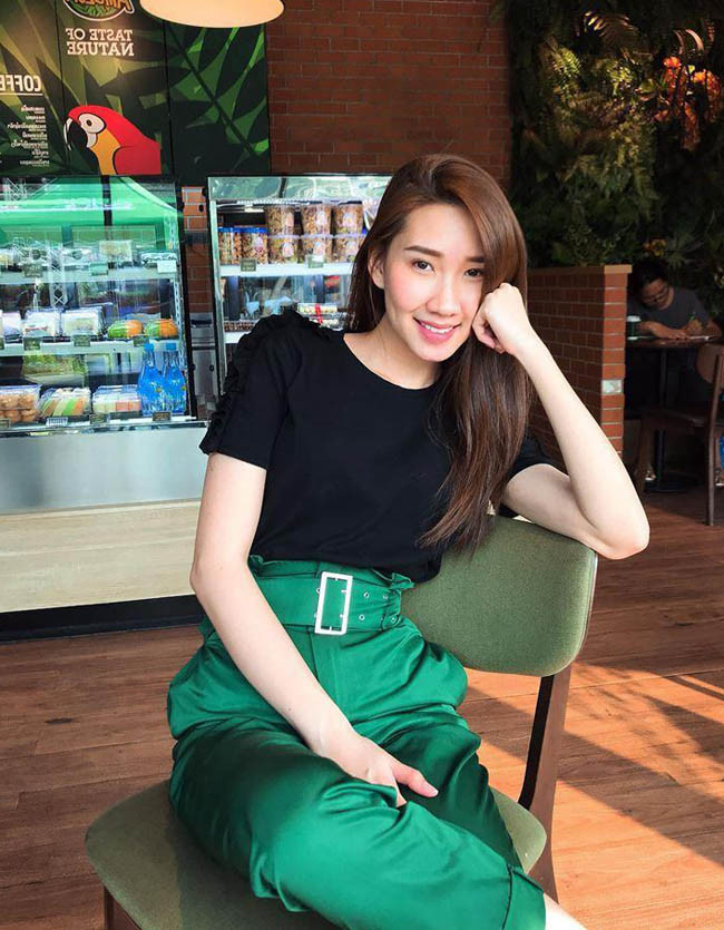 Alisa Sivilay sinh năm 1996, tên tiếng Việt là Nguyễn Khánh Huyền, ngoài ra hot girl 9x còn có nick name khác là Lily.