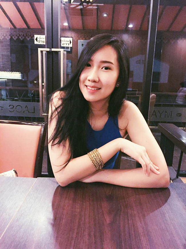 Cựu nữ sinh khoa Kinh tế quốc tế trang điểm nhẹ nhàng và luôn nở nụ cười rạng rỡ. Ảnh: FBNV