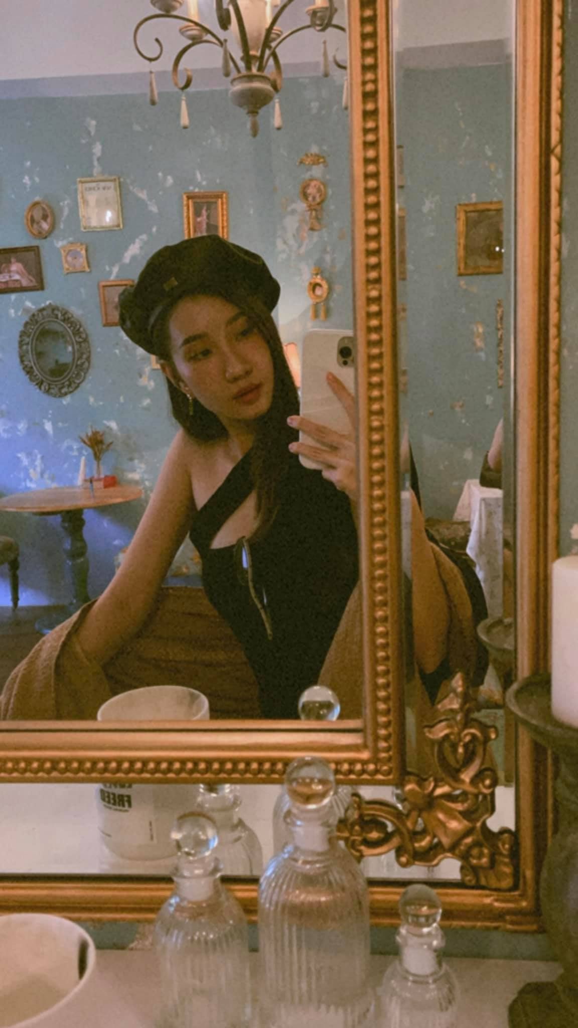 Trên trang cá nhân, thiếu nữ 9x thường xuyên chia sẻ hình ảnh đi du lịch ở những khách sạn, resort 5 sao cùng bạn bè.