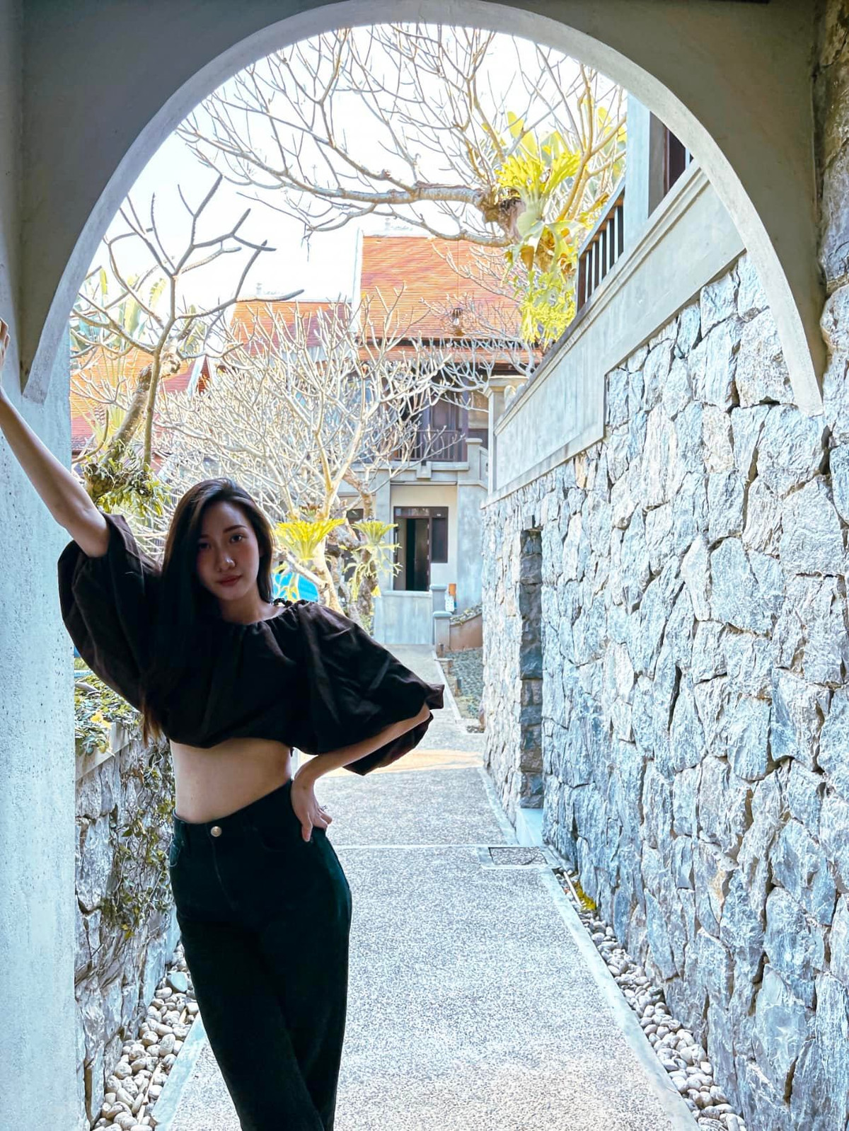 Gái xinh gốc Lào có thể nói 3 thứ tiếng: Lào, Anh và Việt. Lily mơ ước trở thành tiếp viên hàng không, nhà thiết kế thời trang hoặc doanh nhân.