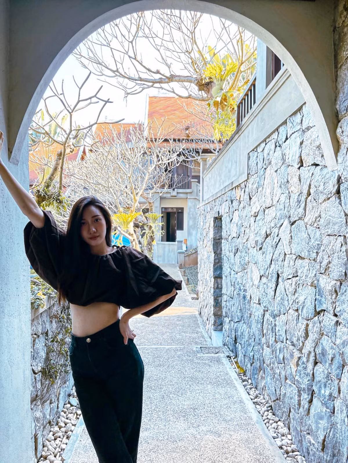 Gái xinh gốc Lào có thể nói 3 thứ tiếng: Lào, Anh và Việt. Lily mơ ước trở thành tiếp viên hàng không, nhà thiết kế thời trang hoặc doanh nhân.