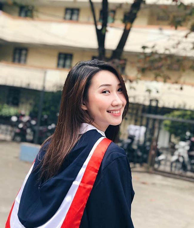 Alisa Sivilay là hot girl Lào gốc Việt gây chú ý sau khi loạt ảnh tốt nghiệp Học viện Ngoại giao của cô được chia sẻ lên mạng.