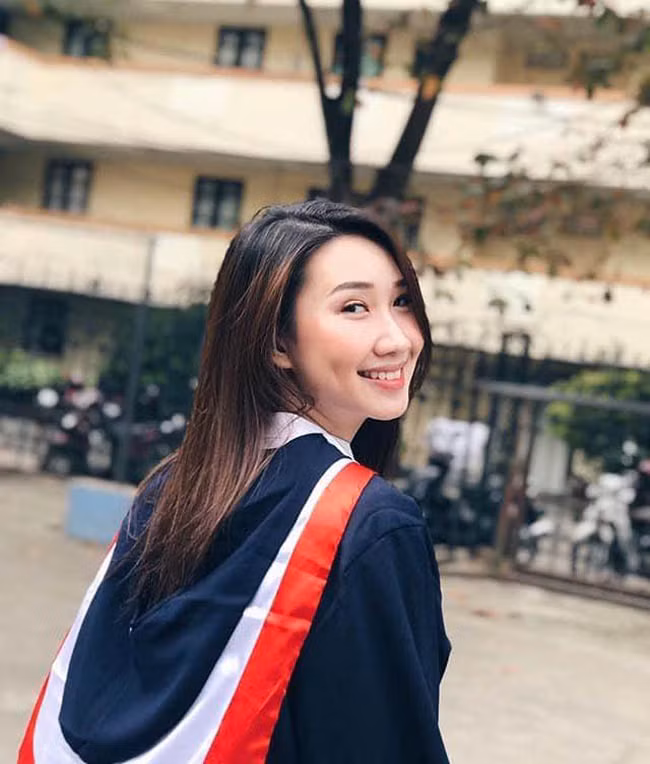 Alisa Sivilay là hot girl Lào gốc Việt gây chú ý sau khi loạt ảnh tốt nghiệp Học viện Ngoại giao của cô được chia sẻ lên mạng.