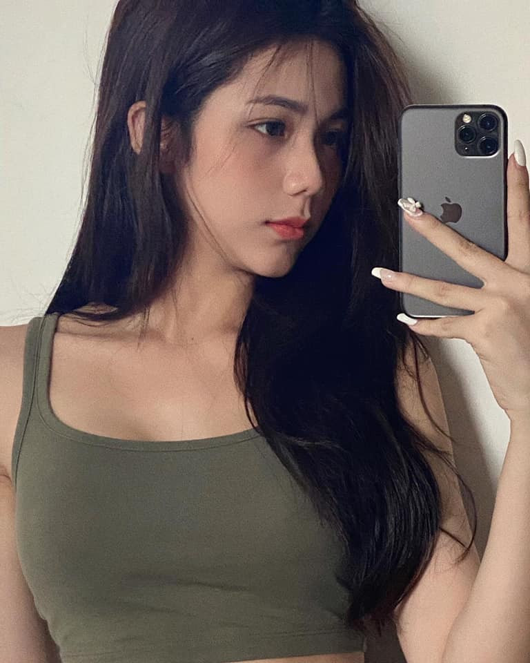 Hiện tại, Hằng cũng được biết đến với vai trò người mẫu ảnh tự do. Cô cũng có niềm đam mê với kinh doanh và học thêm kỹ năng trang điểm để tự tin làm đẹp.