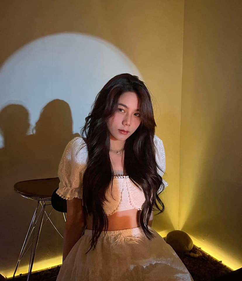 Ngoài những shoot hình diện đồng phục đẹp như tranh, ở ngoài đời Thúy Hằng ưa chuộng thời trang gợi cảm.