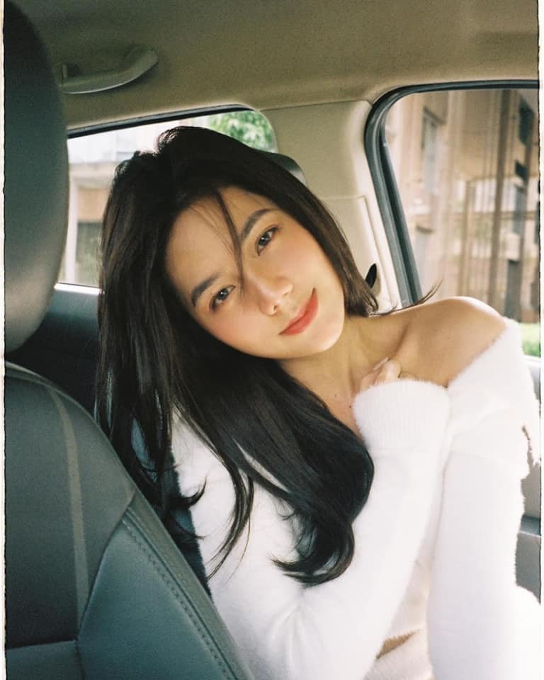 Cô nàng sở hữu gương mặt khả ái, làn da trắng trẻo, đặc biệt là vóc dáng gợi cảm như người mẫu với chiều cao 1m65, nặng 45kg, số đo 3 vòng chuẩn: 90-60-89.