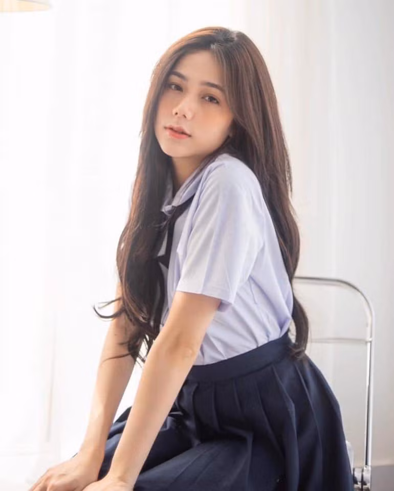 Bộ ảnh nữ sinh trong bộ đồng phục giản dị mới đây của cô đã nhanh chóng nhận về tương tác khủng.