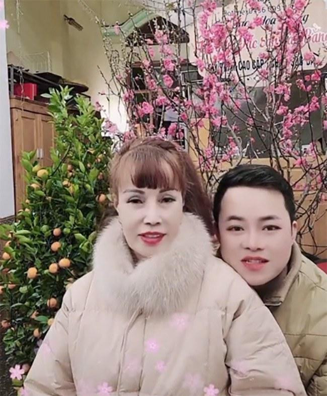 Theo đó, dù ở tuổi U70 nhưng chị Thu Sao lại có làn da trắng sáng, mịn màng, không hề để lộ dấu hiệu nếp nhăn của tuổi tác.