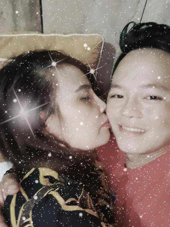 Hết rủ nhau đi dao kéo các bộ phận trên gương mặt, cặp đôi đũa lệch thường xuyên bày tỏ sự quan tâm thái quá đến đối phương trên mạng xã hội.