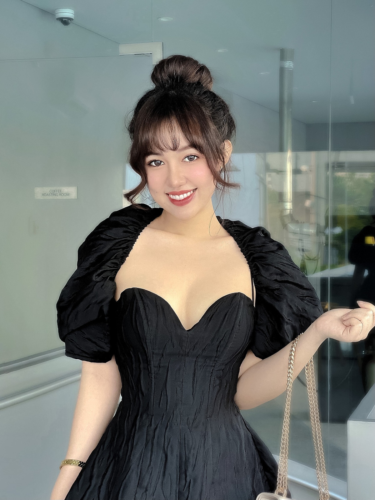 Nổi bật lên bởi gương mặt đẹp, vóc dáng nóng bỏng. Trúc Quỳnh còn biết tận dụng ưu thế của bản thân diện những style gợi cảm, hấp dẫn để có thể tôn lên được các đường nét cơ thể.