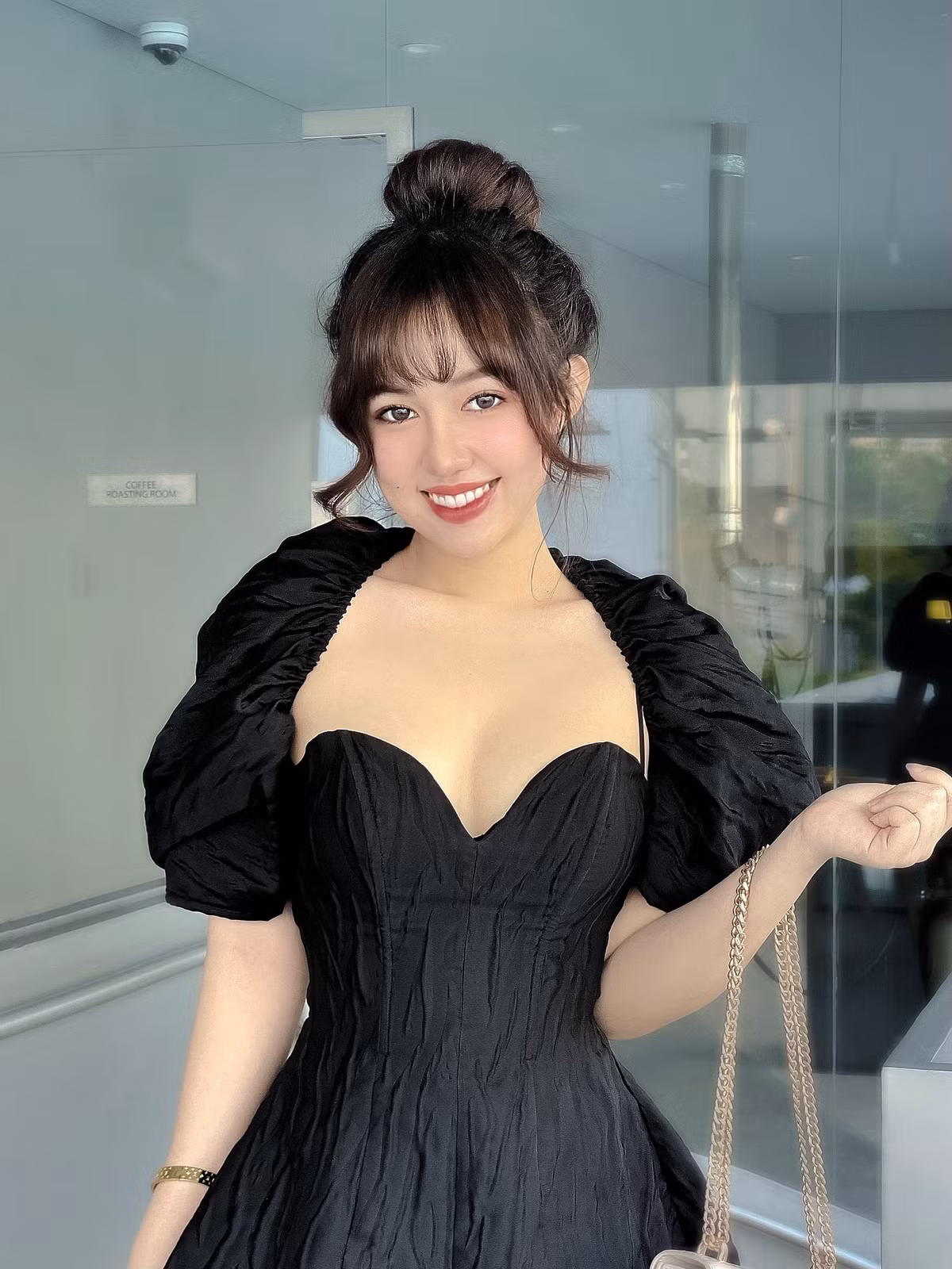 Nổi bật lên bởi gương mặt đẹp, vóc dáng nóng bỏng. Trúc Quỳnh còn biết tận dụng ưu thế của bản thân diện những style gợi cảm, hấp dẫn để có thể tôn lên được các đường nét cơ thể.