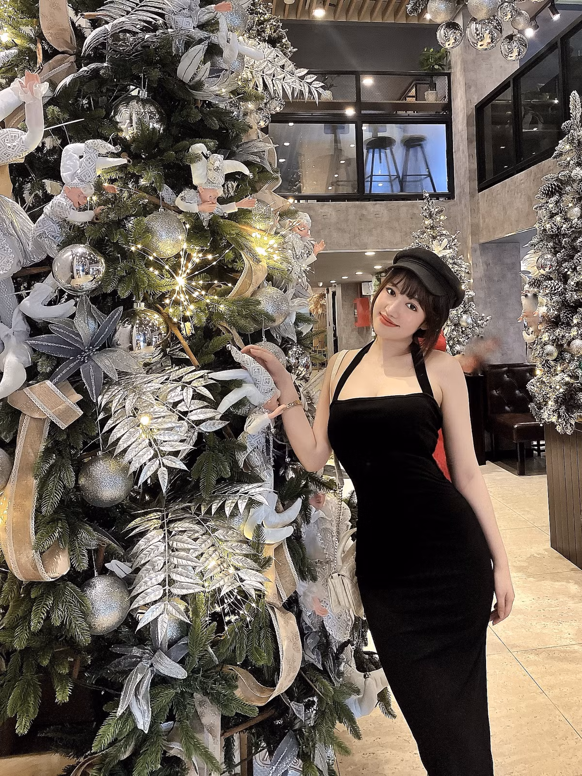 Không sở hữu chiều cao lý tưởng nhưng nhờ ba vòng cân đối, cô nàng vẫn xinh đẹp và hấp dẫn với mọi trang phục.