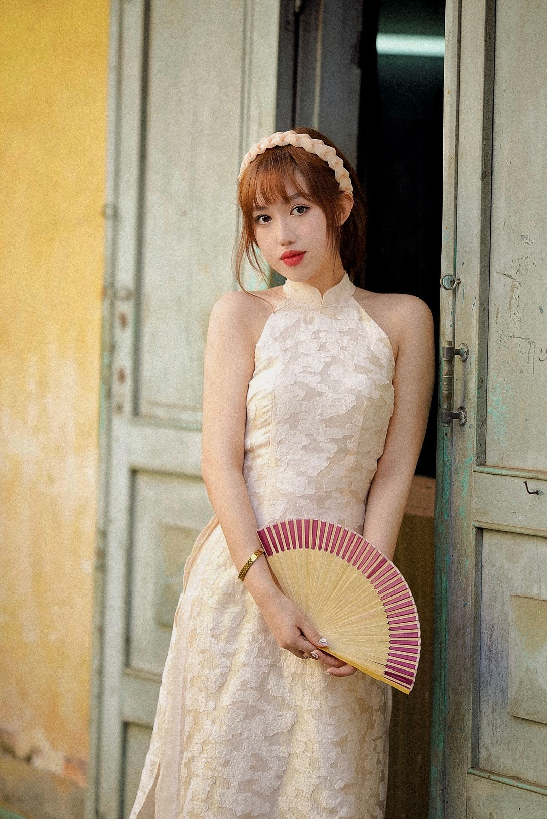 Trúc Quỳnh là sinh viên ngành Ngôn ngữ Anh tại trường Đại học Nguyễn Tất Thành. Ngoài ra, cô nàng còn học thêm về thanh nhạc.