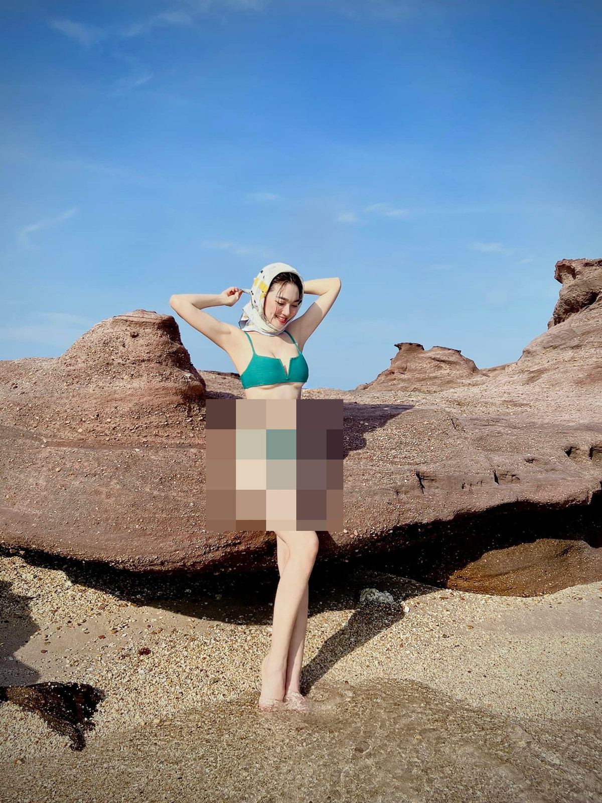 Mới đây, người đẹp xứ Nghệ hiếm hoi tung ảnh diện bikini hai mảnh màu xanh cùng status: "Lời chào này đã đủ rực rỡ cho năm mới chưa nhỉ".