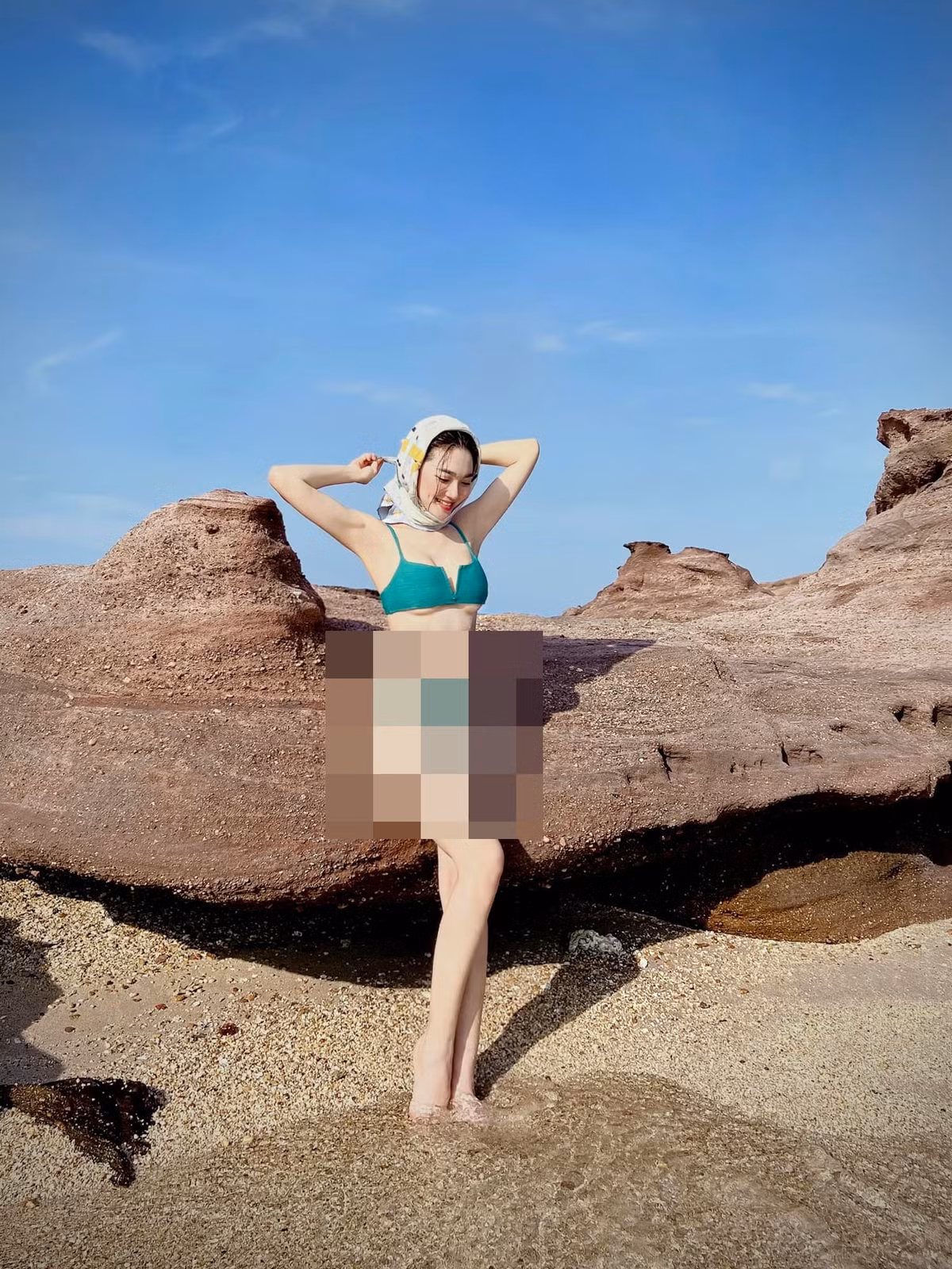 Mới đây, người đẹp xứ Nghệ hiếm hoi tung ảnh diện bikini hai mảnh màu xanh cùng status: "Lời chào này đã đủ rực rỡ cho năm mới chưa nhỉ".