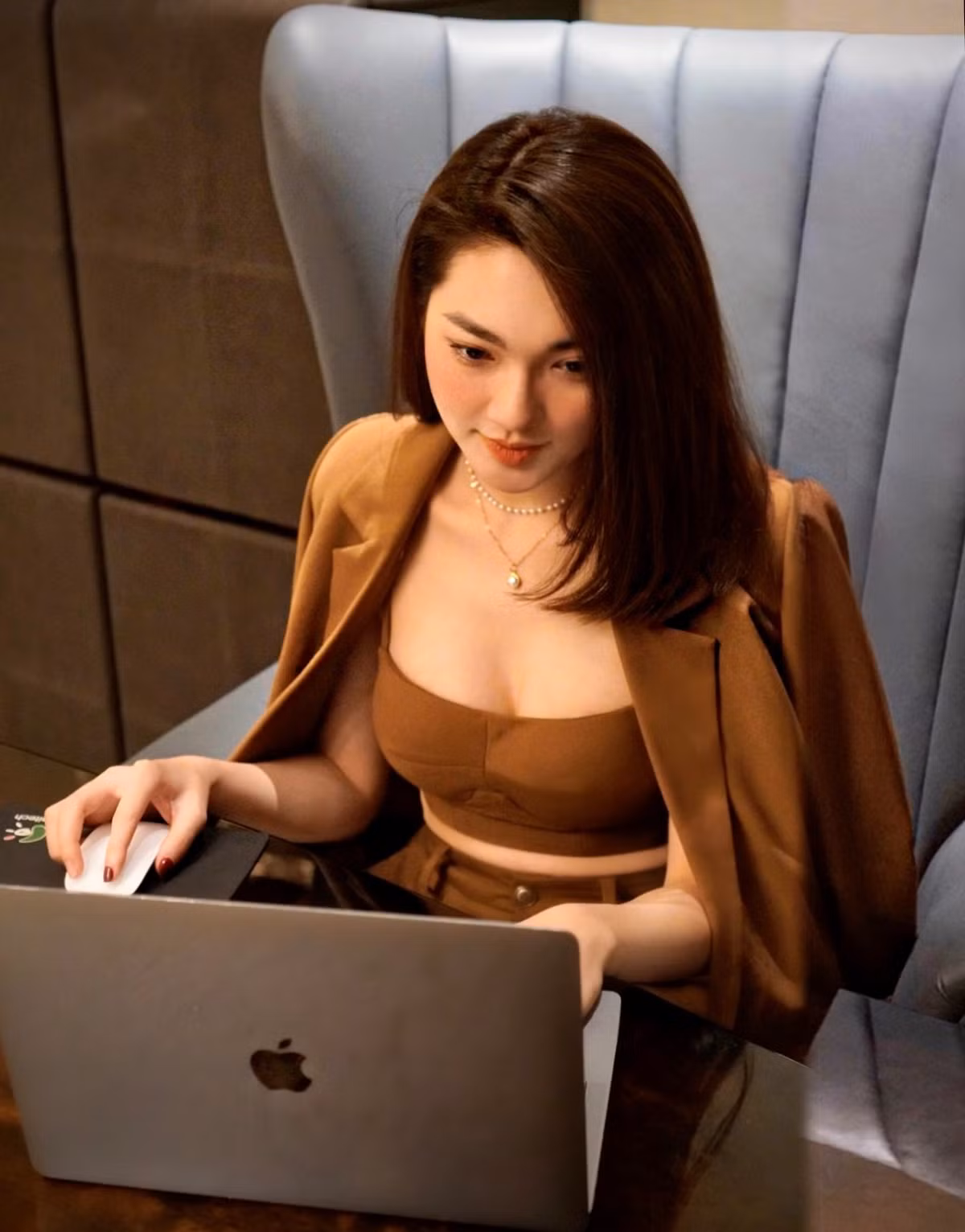 Cô nàng có số đo ba vòng 82-63-88, sở hữu gương mặt đẹp ăn hình cùng nụ cười sáng, người đẹp này đã nổi đình đám trên MXH trong một thời gian dài.