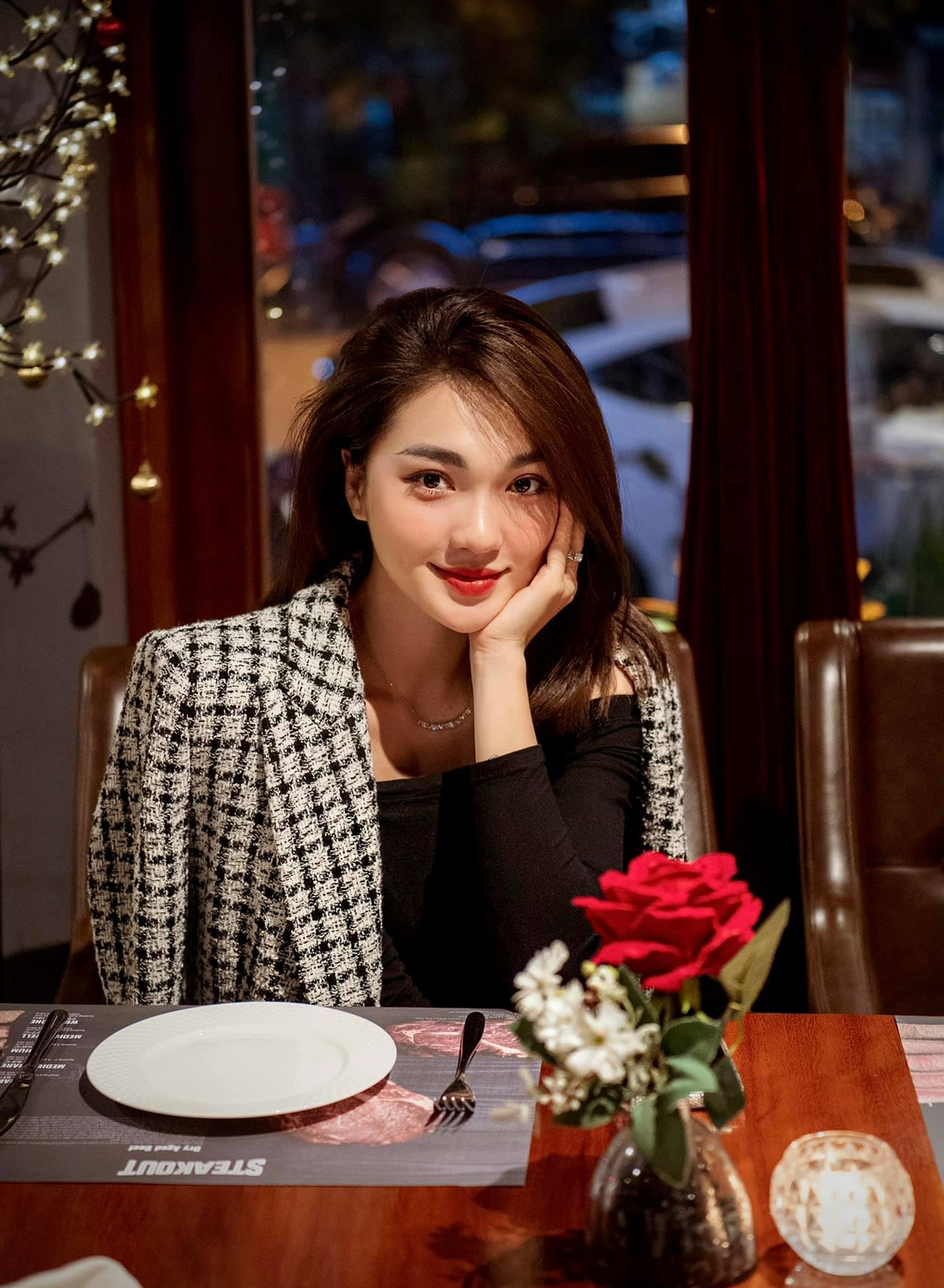 Ngọc Nữ là người đẹp hiếm hoi ít đăng tải hình ảnh diện bikini lên trang cá nhân, nhưng cứ lần nào "khoe" thân hình nuột nà của mình là cô nàng đều nhận về lời khen nức nở từ cư dân mạng.