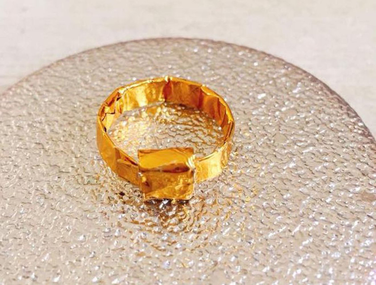 Món quà Valentine hợp với túi tiền nay đã có lời đáp, câu trả lời chính là chính nhẫn “to bự” phiên bản handmade làm từ giấy bọc bánh này.