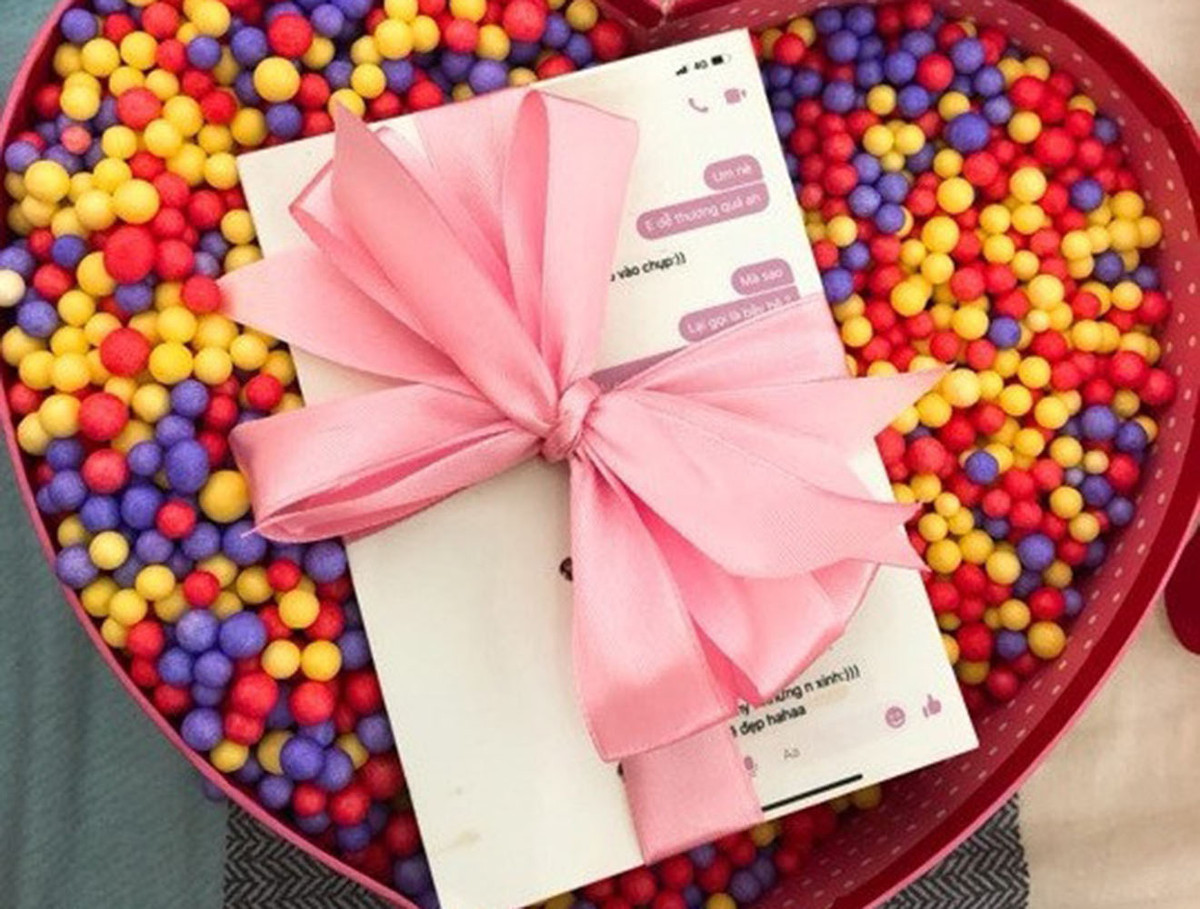 Tất cả những dòng tin nhắn từ lúc mới quen đã được đóng lại thành một món quà kỳ công dành tặng bạn gái, đây có thể coi là món quà Valentine cực thú vị.