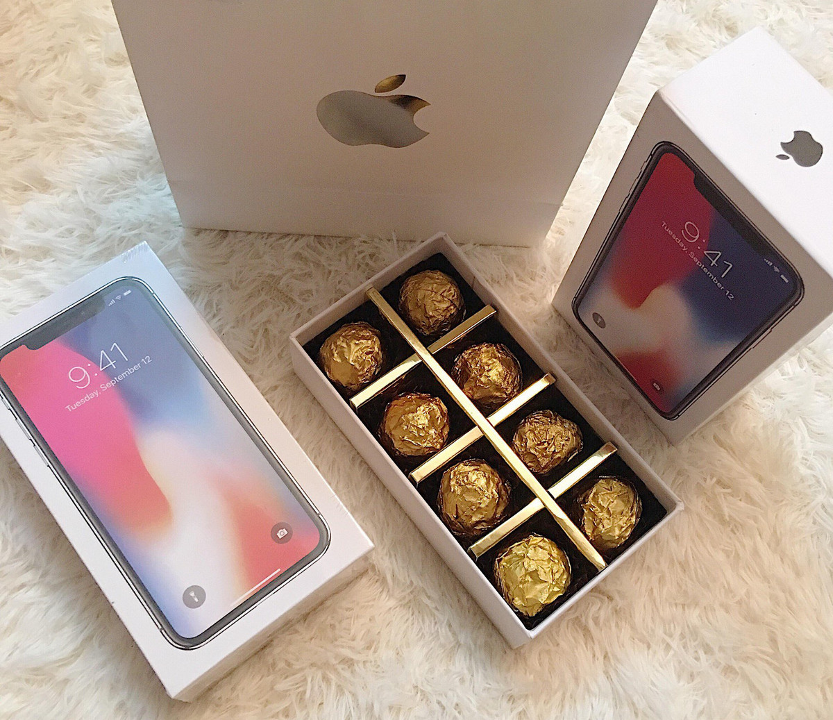 Có lẽ những viên socola được xếp ngay ngắn trong chiếc hộp iphone này sẽ khiến nhiều cô nàng từ mừng hụt đến tức giận đây.