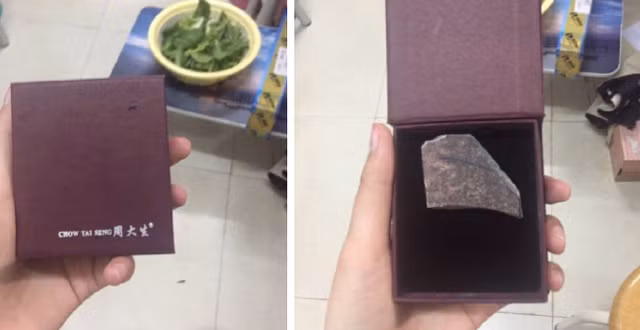 Tưởng được tặng trang sức, hoá ra lại là một cục đá nhặt trên đường với hy vọng "tình yêu của mình sẽ cứng và bền vững như đá" khiến người nhận dở khóc dở cười.